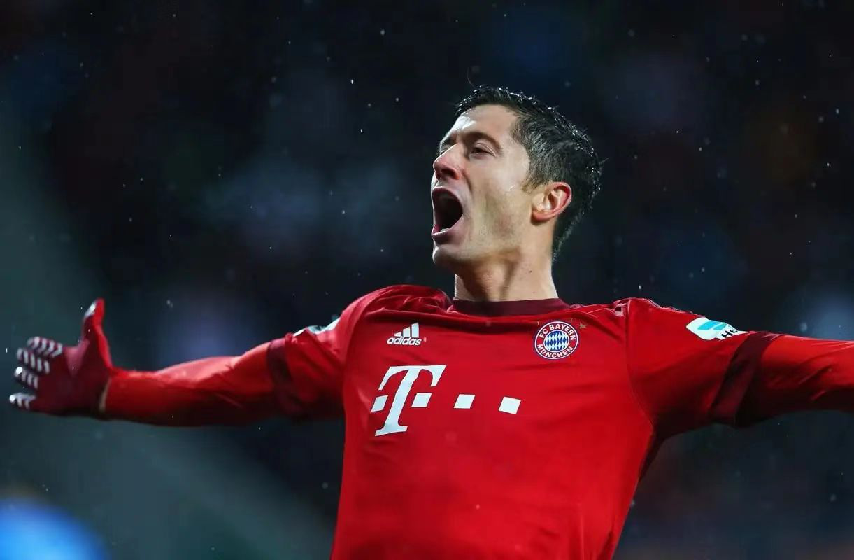 莱万多夫斯基遭遇十五连败，曼联教练面临压力！的简单介绍